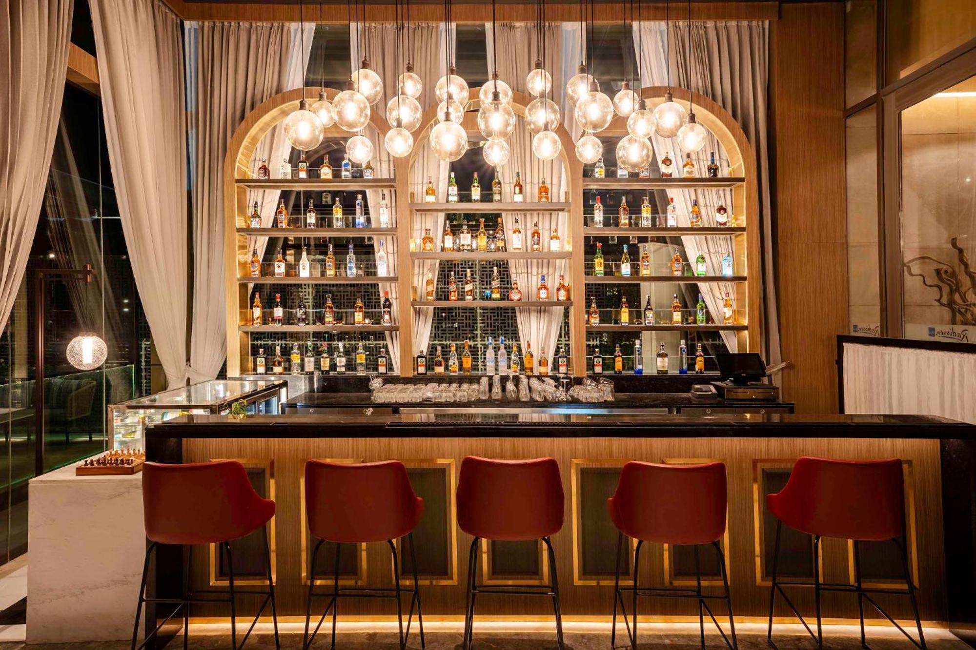 Radisson Blu Hotel Amritsar Exterior foto The bar at the 101 Skybar