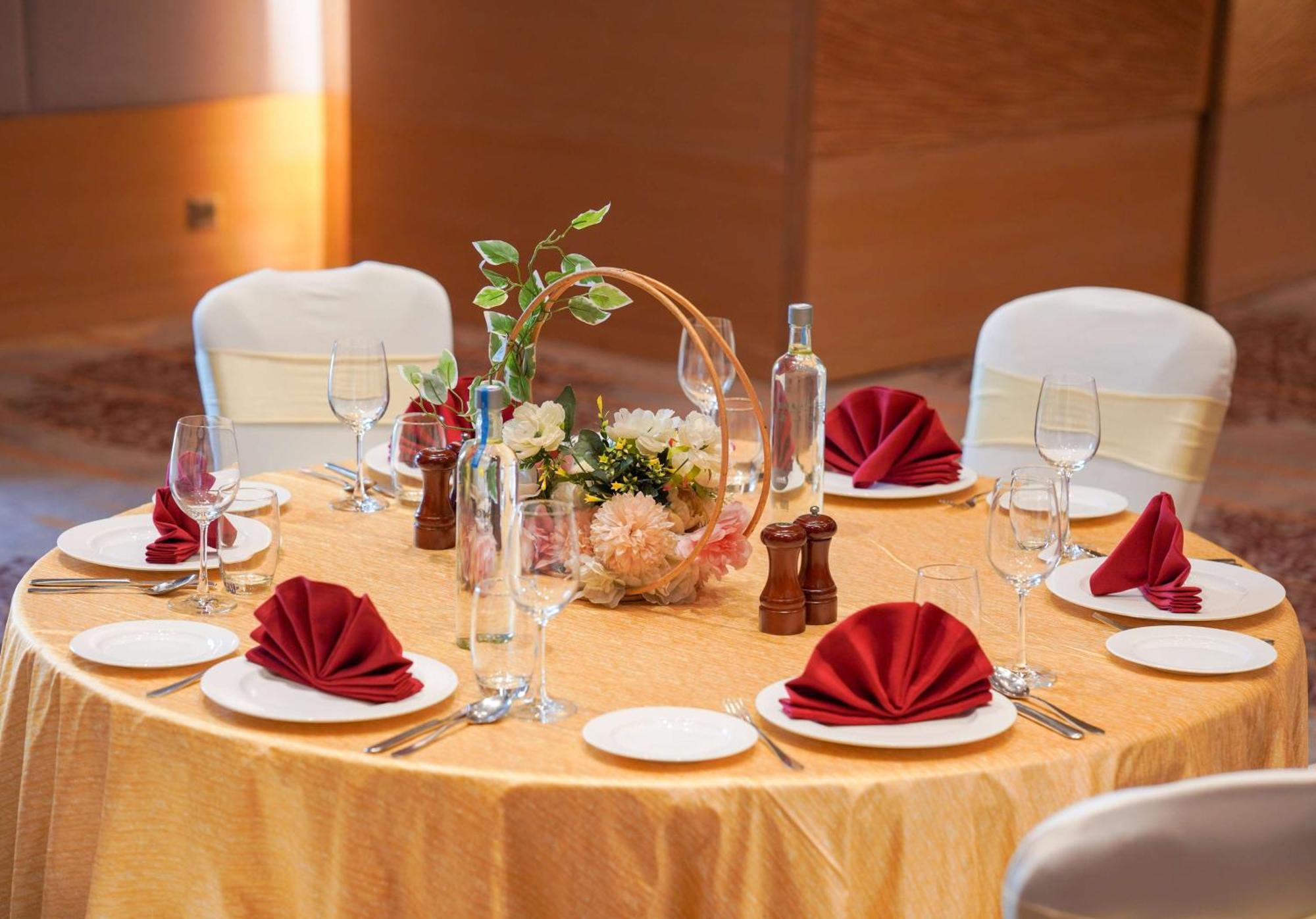 Radisson Blu Hotel Amritsar Exterior foto A table set for a formal dinner