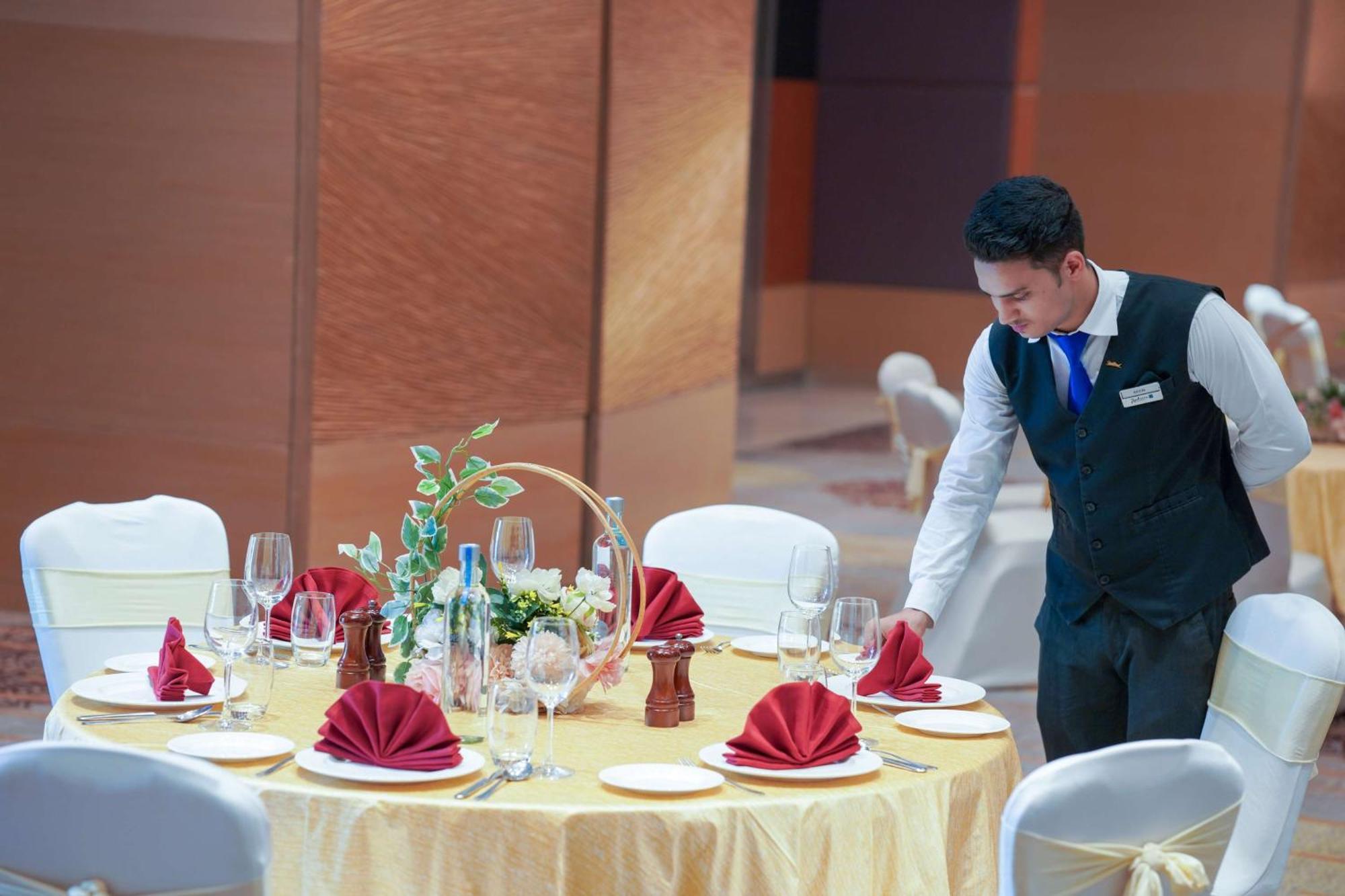 Radisson Blu Hotel Amritsar Exterior foto A restaurant server