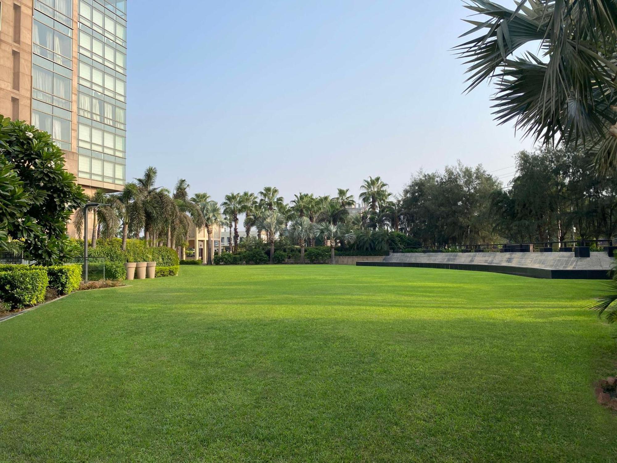 Radisson Blu Hotel Amritsar Exterior foto The Gardens