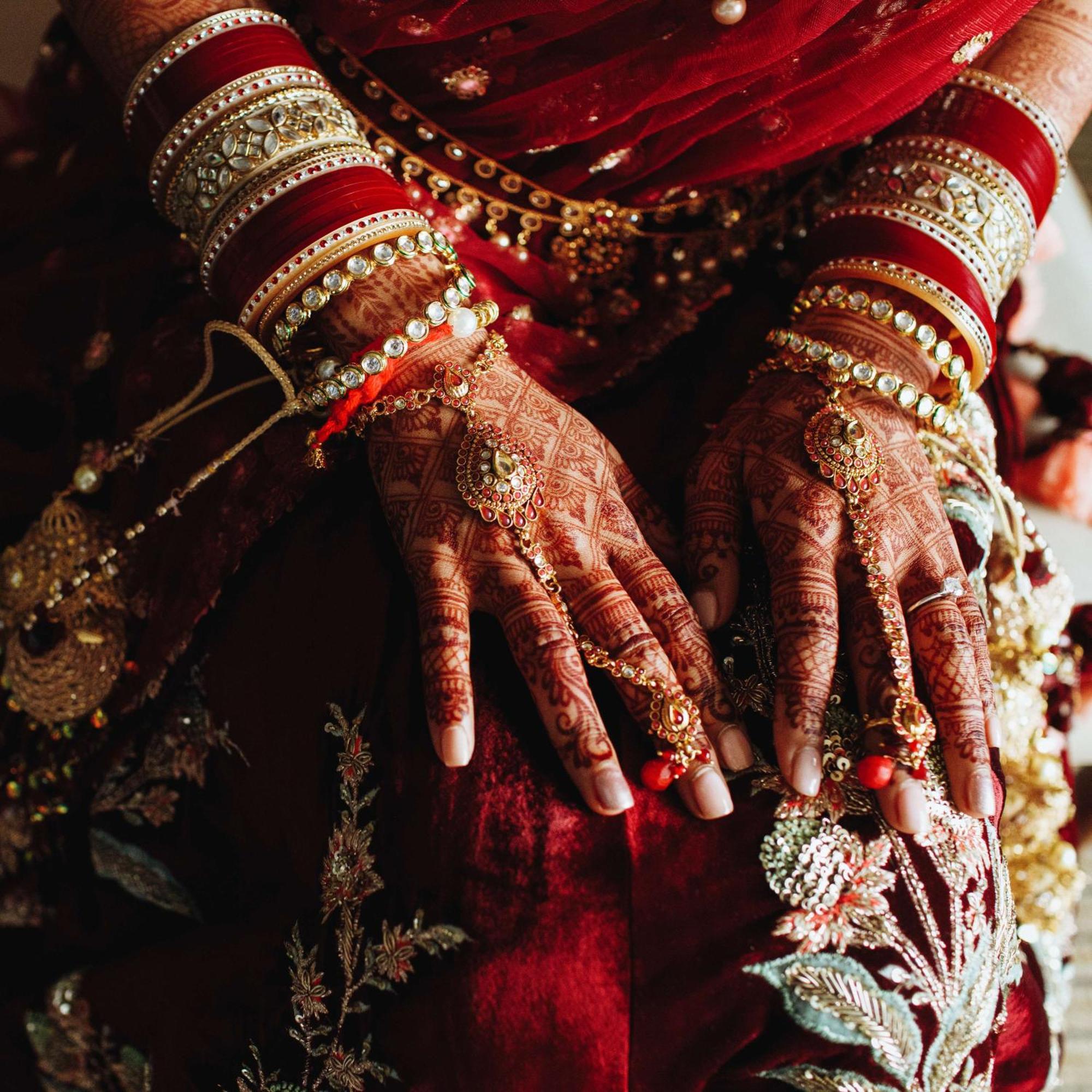 Radisson Blu Hotel Amritsar Exterior foto A bride with henna on her hands