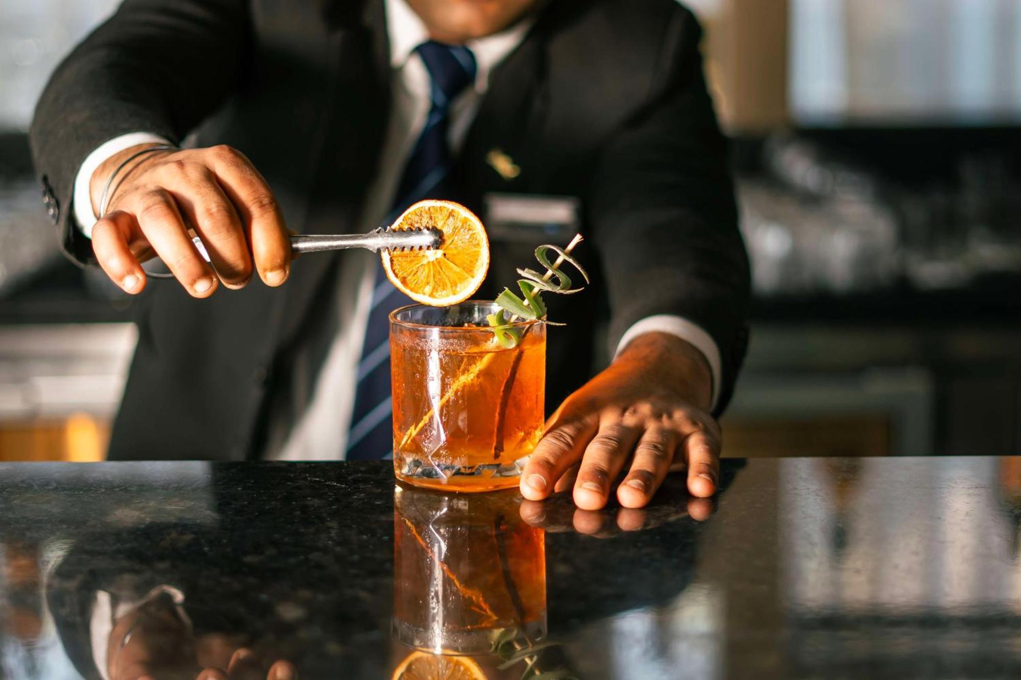 Radisson Blu Hotel Amritsar Exterior foto A bartender preparing a cocktail