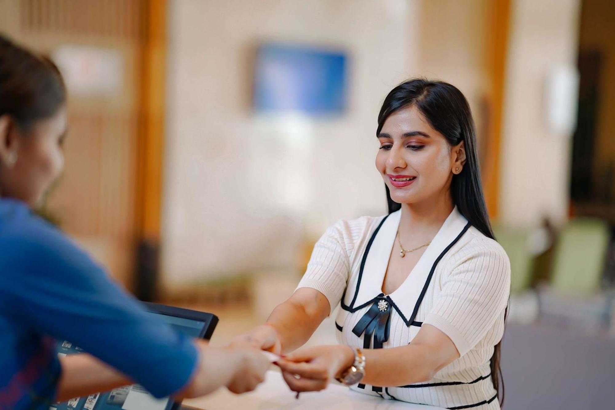 Radisson Blu Hotel Amritsar Exterior foto A hotel receptionist