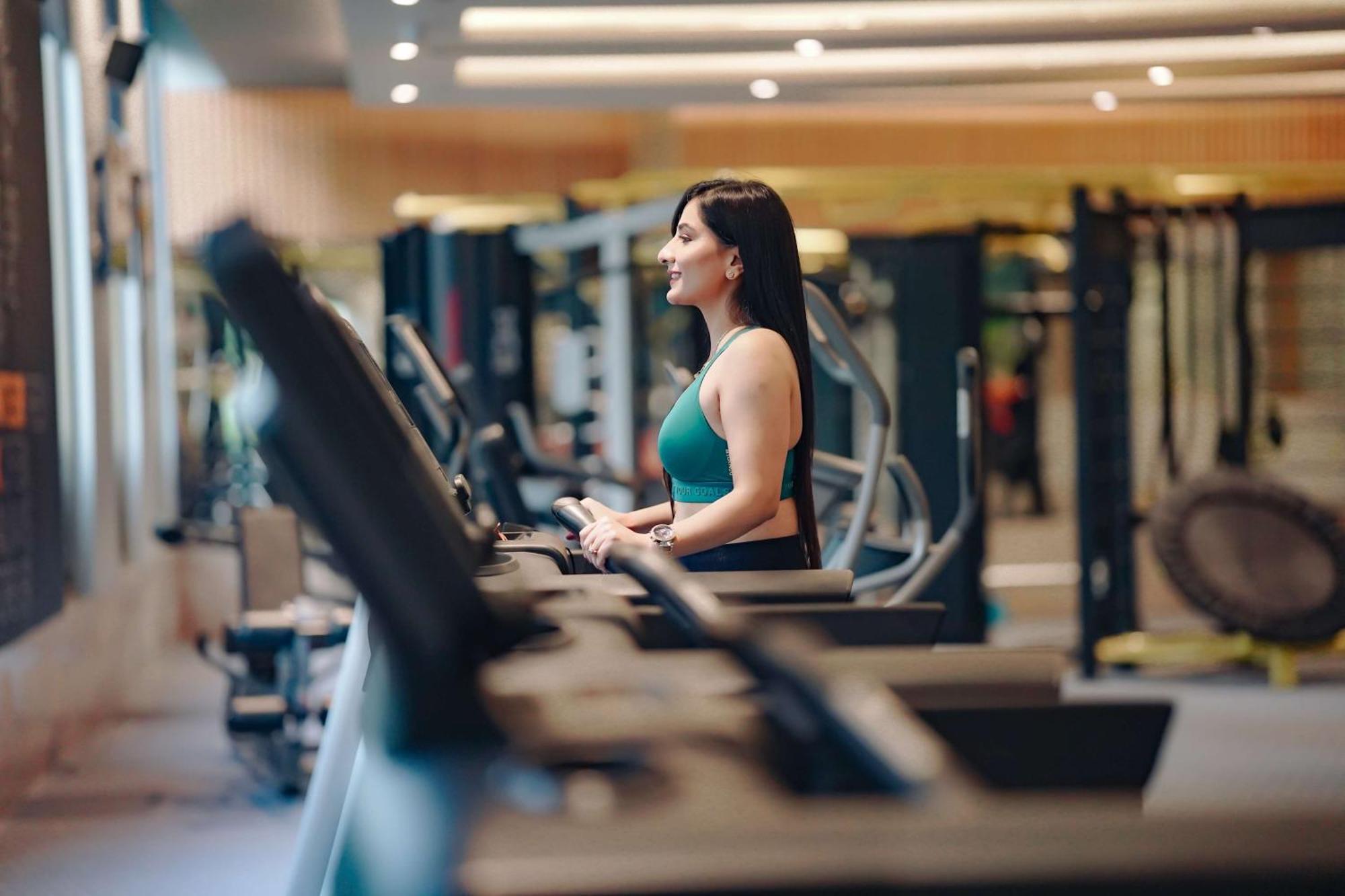 Radisson Blu Hotel Amritsar Exterior foto A woman on a treadmill