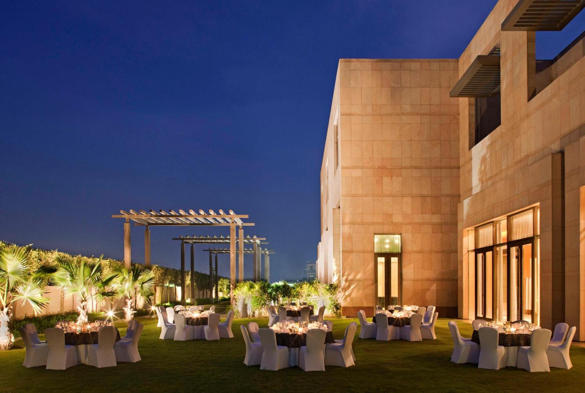 Radisson Blu Hotel Amritsar Servicios foto The Park, New Delhi